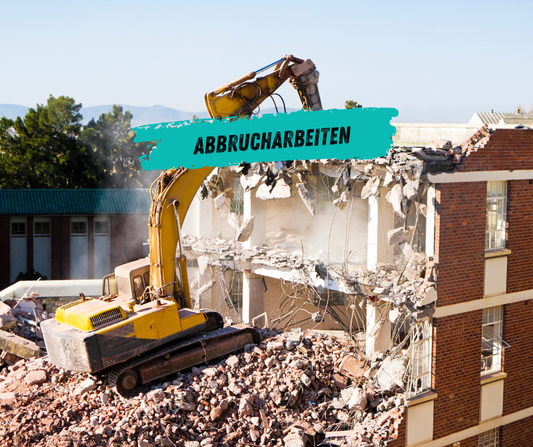 Bagger mit Hydraulikhammer führt kontrollierte Abbrucharbeiten an einem Gebäude durch