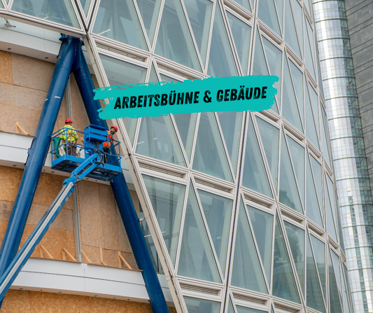 Arbeitsbühne bei Gebäudereinigung an Glasfassade mit sicherem Höhenzugang