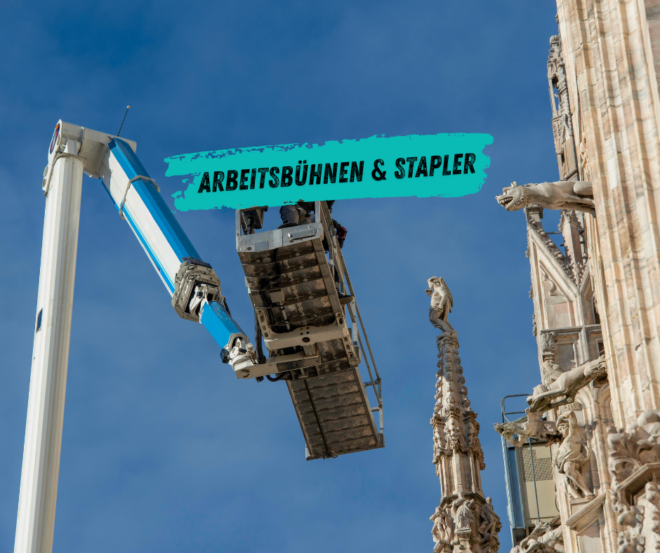 Arbeitsbühne und Gabelstapler im Einsatz für Höhenzugang und Materialtransport