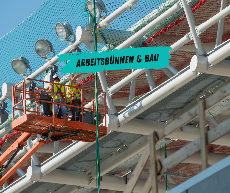 Gelenkteleskoparbeitsbühne an Gebäudefassade auf Baustelle