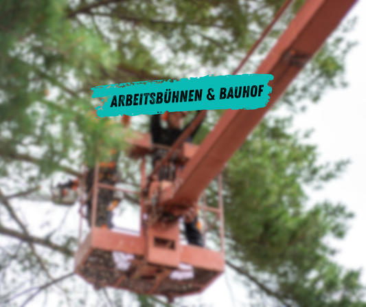 Arbeitsbühne im Einsatz bei Wartung von Straßenbeleuchtung durch kommunalen Bauhof