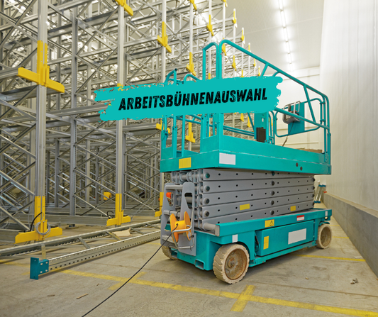 Scherenbühne in einer Industriehalle bei Montagearbeiten mit hoher Traglast und großer Plattform für sichere Innenraum-Höhenarbeiten