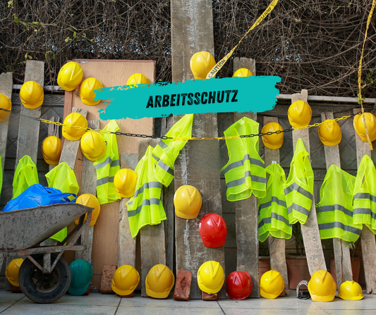 Bauarbeiter mit Helm, Warnweste und Schutzbrille führt sichere Arbeiten auf Baustelle aus