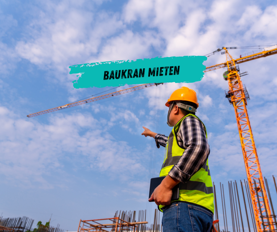 Schnellmontagekran auf Baustelle während Materialhub und Montagearbeiten