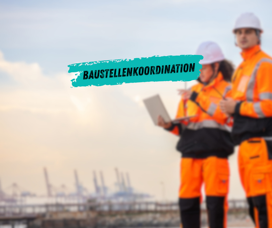 Bauleiter koordiniert Maschinen, Material und Gewerke auf strukturierter Baustelle