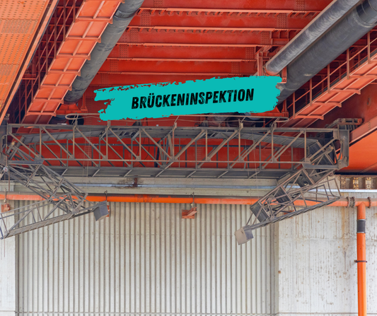 Unterflur-Arbeitsbühne bei Inspektion einer Autobahnbrücke über Fluss in Deutschland