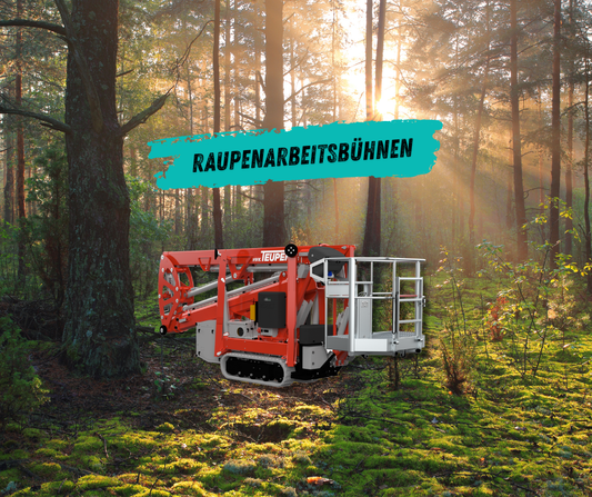 Geländearbeitsbühne auf unebenem Baustellenterrain bei Außenmontage