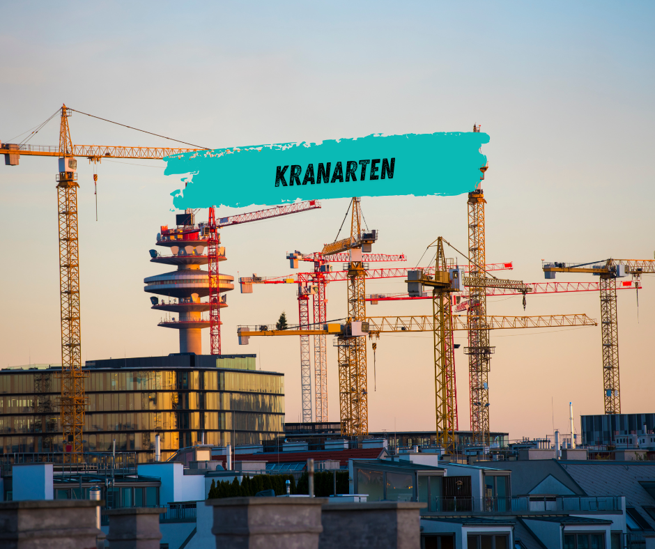 Gelber Turmdrehkran über mehrstöckigem Rohbau bei sonnigem Himmel