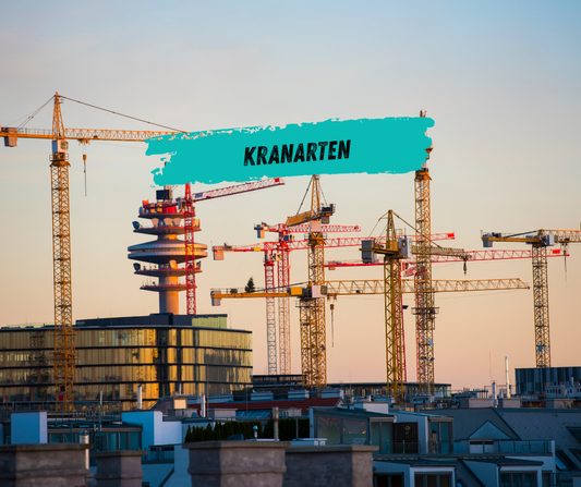 Gelber Turmdrehkran über mehrstöckigem Rohbau bei sonnigem Himmel