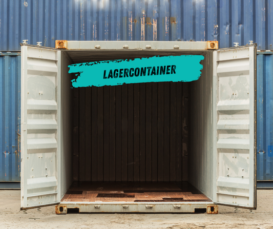 Lagercontainer mit Regalsystemen für strukturierte Materiallagerung auf Baustelle