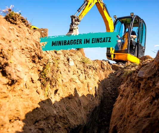 Minibagger arbeitet in engem Arbeitsbereich zwischen Gebäudestrukturen