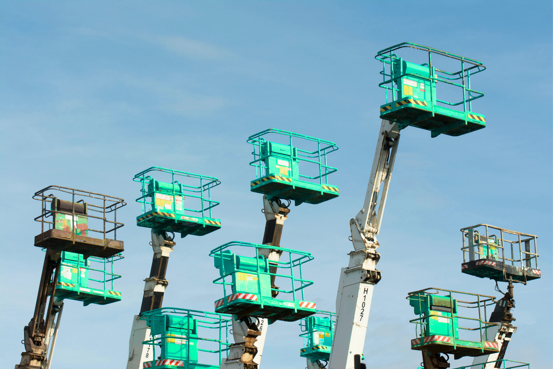 Arbeitsbühnen mieten bei Novaro – passende Bühne für jedes Bauprojekt, von Scherenbühnen bis Teleskopbühnen