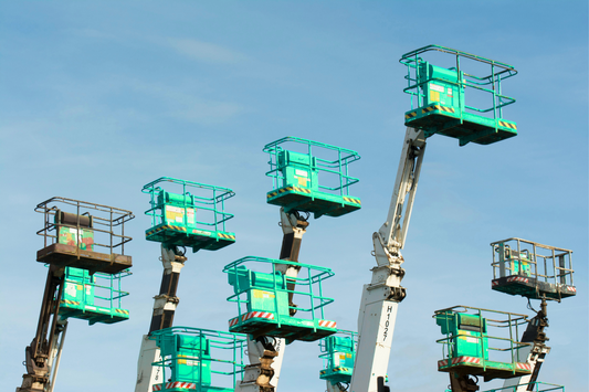 Arbeitsbühnen mieten bei Novaro – passende Bühne für jedes Bauprojekt, von Scherenbühnen bis Teleskopbühnen