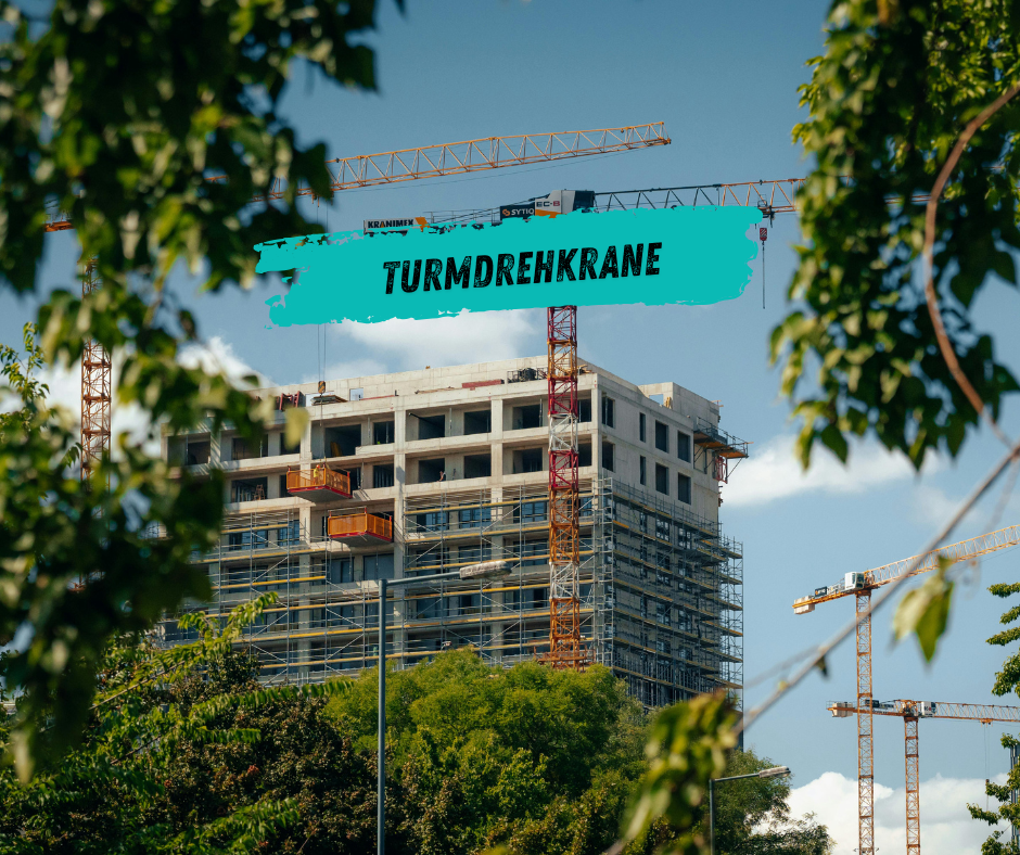 Turmdrehkran versorgt Hochbauprojekt mit Material über große Reichweite