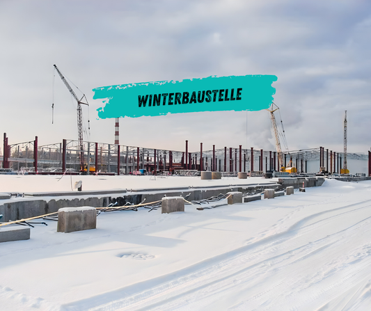 Winterbaustelle mit Schnee, Baukran und beheiztem Arbeitszelt bei frostigen Temperaturen