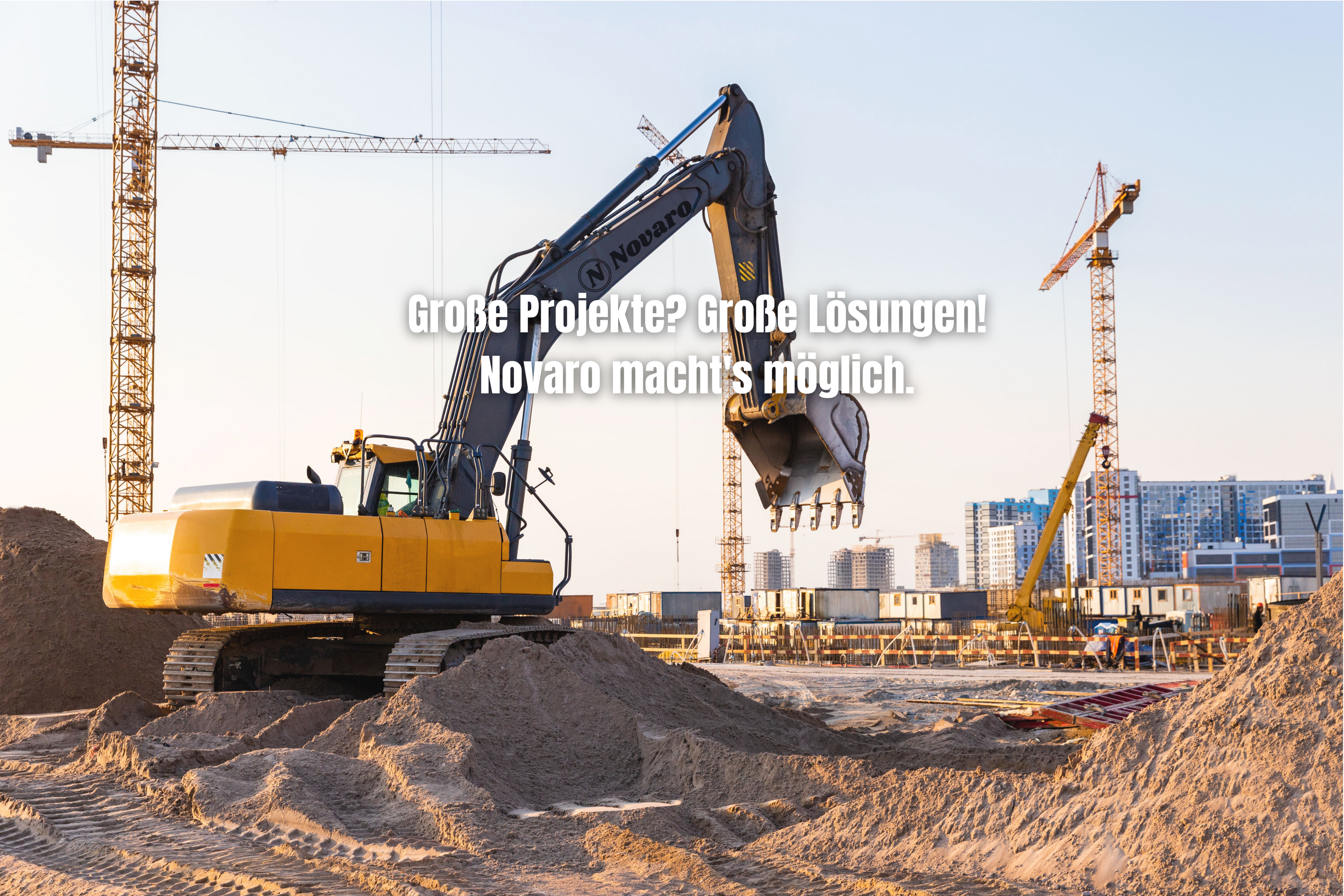 Baumaschinen mieten bei Novaro – moderner Kettenbagger auf Baustelle mit Kränen