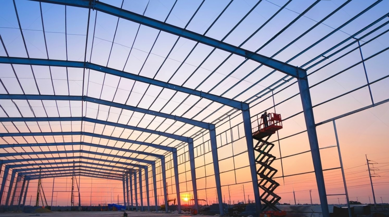 Industriehalle Arbeitsbühne – sichere Höhenzugänge für Hallenprojekte | Novaro