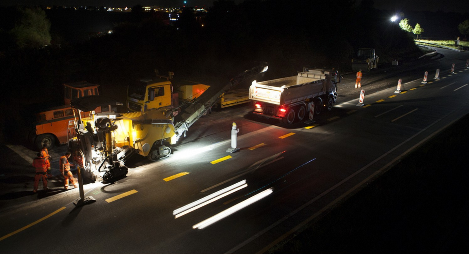 Nachtbaustelle Autobahn – Arbeitsbühnen & Verkehrssicherung mieten | Novaro